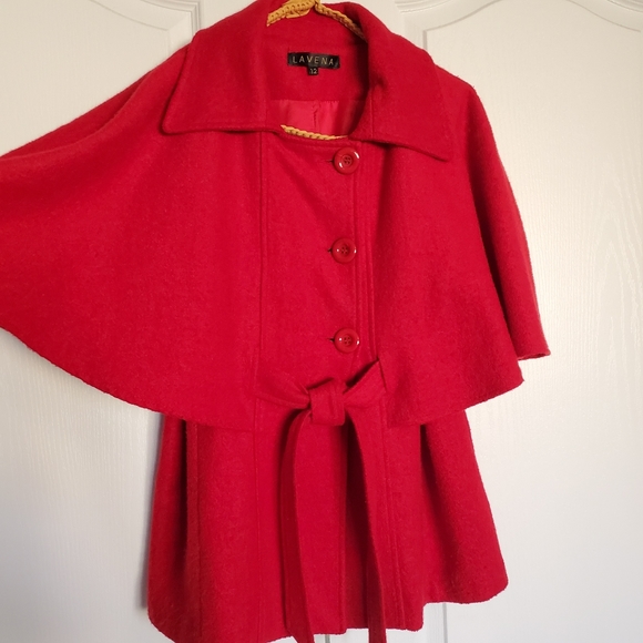 Red Capelet - Picture 3 of 13